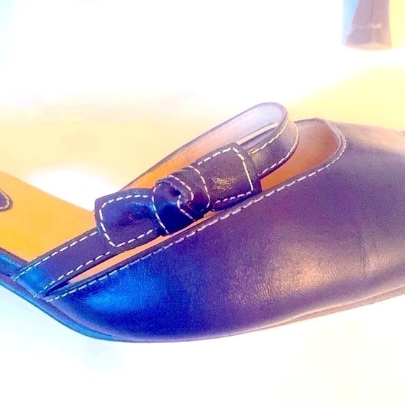 Ann Taylor Loft navy blue leather heels.Front strap.Bow trim. Size 8. 2.5” heels - Picture 4 of 10